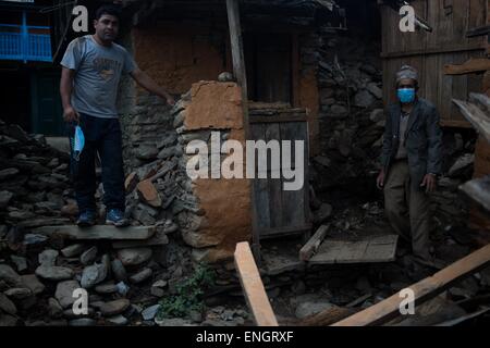 Finamtar, Gorkha, Nepal. Il 1 maggio, 2015. Dundira Adicari e Gobin Adicari provare a pulire e salvare i loro averi nel villaggio di Finamtar nel distretto di Gorkha, molto vicino all'epicentro è stato completamente distrutto dal terremoto. © Ivan Castaneira/ZUMA filo/ZUMAPRESS.com/Alamy Live News Foto Stock