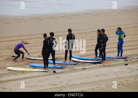 Lezioni di surf in Spiaggia di Somo vicino a Loredo, Santander, Cantabria, SPAGNA Foto Stock