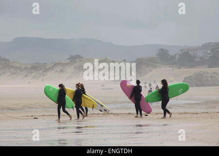 Lezioni di surf in Spiaggia di Somo vicino a Loredo, Santander, Cantabria, Spagna. Foto Stock