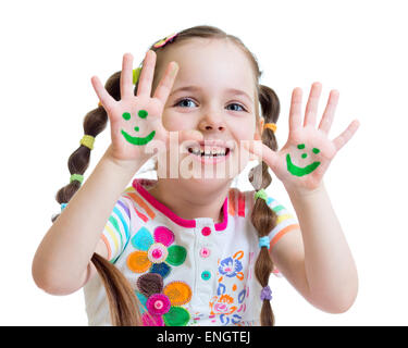 Bambina che mostra le mani dipinte con divertente volto isolato Foto Stock