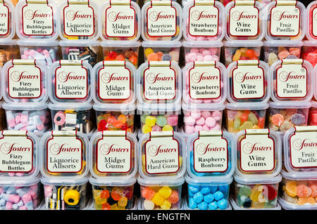 Vasche di caramelle su un ripiano in un negozio di dolci Foto Stock