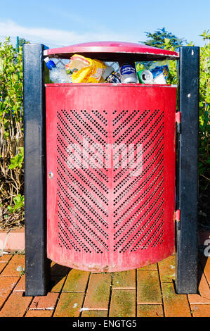 Traboccante spazzatura in un parco pubblico Foto Stock