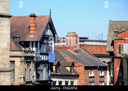 Edifici lungo i cancelli del castello, Shrewsbury, Shropshire, Inghilterra, Regno Unito, Europa occidentale. Foto Stock