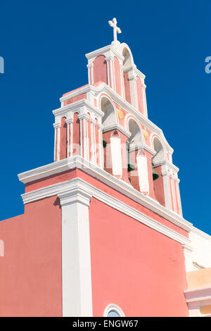 Tipico greco campanile di una chiesa su una delle isole Foto Stock