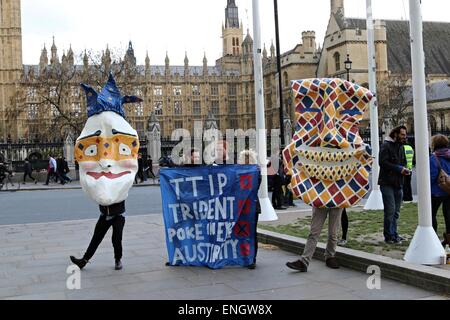 Londra, Regno Unito. Il 5 maggio, 2015. protesta pacifica oggi a Londra in piazza del Parlamento, il gruppo che ha destinato a rimanere fino al 10 maggio stanno cercando di aumentare la consapevolezza che il sistema attuale del parlamento è più autocratica quindi democratica. Credito: darren Attersley/Alamy Live News Foto Stock