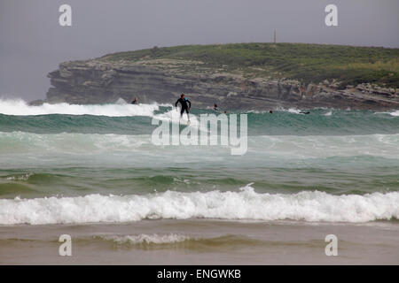 Lezioni di surf in Spiaggia di Somo vicino a Loredo Santander Cantabria Spagna Foto Stock