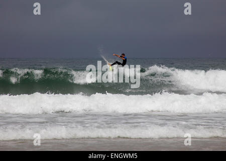 Lezioni di surf in Spiaggia di Somo vicino a Loredo Santander Cantabria Spagna Foto Stock
