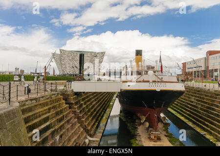 Nave nomadi in bacino di carenaggio accanto al Titanic Belfast Foto Stock