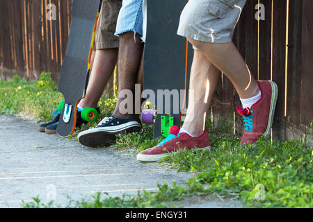 Longboarders appendere fuori Foto Stock