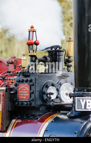 Governatore e fischio sulla parte superiore di un motore di trazione Foto Stock