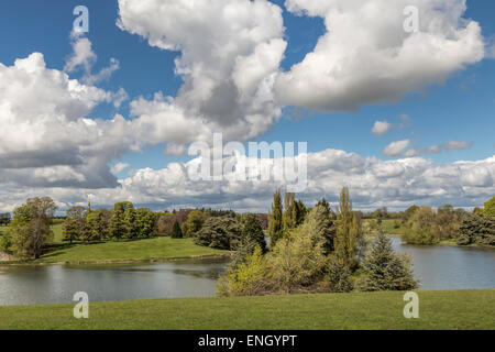 Vista panoramica sul Lago di Garda nel magnifico paesaggio del parco che circonda il Palazzo di Blenheim, Woodstock, Oxfordshire, Inghilterra, Regno Unito. Foto Stock