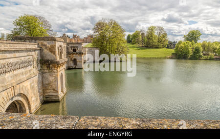 Vista sulla piscina Queen, il Grand Bridge da John Vanbrugh e il Palazzo di Blenheim, Woodstock, Oxfordshire, Inghilterra, Regno Unito. Foto Stock