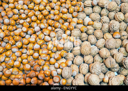 Noci e nocciole per la vendita su un mercato Foto Stock