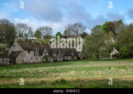 Famosa in tutto il mondo Arlington riga nel villaggio Costwold chiamato Bibury. Foto Stock