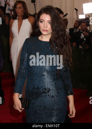 New York, Stati Uniti d'America. Il 4 maggio, 2015. Il cantante lorde assiste il Costume Institute beneficiare di gala per celebrare l'apertura della nuova esposizione della "Cina: attraverso il Looking Glass" tenutasi presso il Metropolitan Museum of Art. Credito: Nancy Kaszerman/ZUMAPRESS.com/Alamy Live News Foto Stock