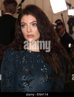 New York, Stati Uniti d'America. Il 4 maggio, 2015. Il cantante lorde assiste il Costume Institute beneficiare di gala per celebrare l'apertura della nuova esposizione della "Cina: attraverso il Looking Glass" tenutasi presso il Metropolitan Museum of Art. Credito: Nancy Kaszerman/ZUMAPRESS.com/Alamy Live News Foto Stock
