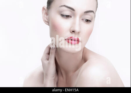 Sfondo bianco fresco headshot bellezza della giovane donna con rosso e rosa rossetto Foto Stock
