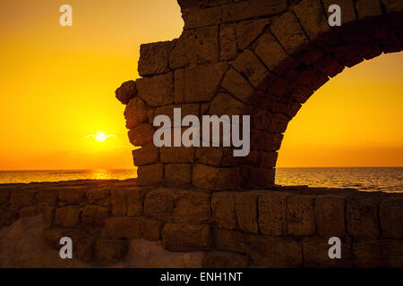 Acquedotto nella città antica Cesarea Foto Stock