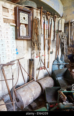 Selezione di vecchi attrezzi da giardinaggio a Calke Abbey, Derbyshire, Inghilterra, Regno Unito. Foto Stock