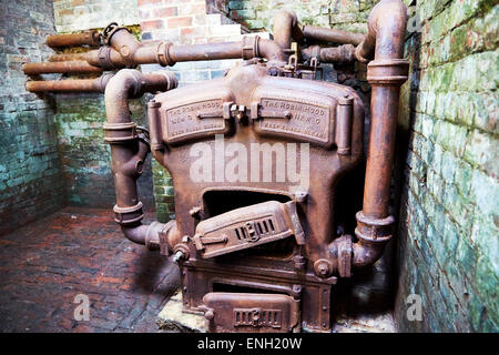 Vecchio arrugginendo metallo forno a Calke Abbey, Derbyshire, Inghilterra, Regno Unito. Foto Stock