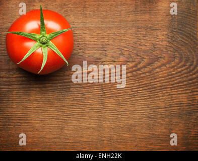 Freschi pomodori ciliegia sulla rustico sfondo di legno Foto Stock