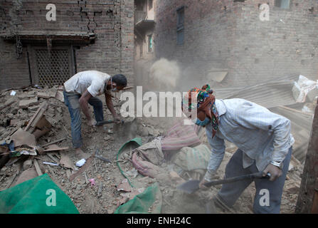 Il Nepal. Il 5 maggio, 2015. Gli uomini di scavare un edificio distrutto in Bhaktapur. Una delle principali 7.9 terremoto ha colpito Kathmandu a metà giornata di Sabato, Aprile 25th, ed è stata seguita da più scosse di assestamento che ha attivato le valanghe su Mt. Everest che seppellì gli alpinisti nei loro campi base. Molte case, palazzi e templi della capitale erano distrutti durante il terremoto, lasciando oltre 7500 morti e molti più intrappolato sotto i detriti come emergenza soccorritori tentativo di rimozione dei detriti e trovare superstiti. Credito: PixelPro/Alamy Live News Foto Stock