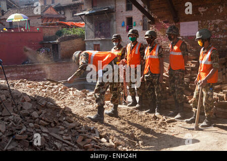 Il Nepal. Il 5 maggio, 2015. I membri dell'esercito di scavare una casa distrutta in Bhaktapur. Una delle principali 7.9 terremoto ha colpito Kathmandu a metà giornata di Sabato, Aprile 25th, ed è stata seguita da più scosse di assestamento che ha attivato le valanghe su Mt. Everest che seppellì gli alpinisti nei loro campi base. Molte case, palazzi e templi della capitale erano distrutti durante il terremoto, lasciando oltre 7500 morti e molti più intrappolato sotto i detriti come emergenza soccorritori tentativo di rimozione dei detriti e trovare superstiti. Credito: PixelPro/Alamy Live News Foto Stock