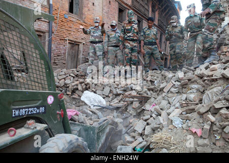 Il Nepal. Il 5 maggio, 2015. Esercito indiano di scavare una strada in Bhaktapur. Una delle principali 7.9 terremoto ha colpito Kathmandu a metà giornata di Sabato, Aprile 25th, ed è stata seguita da più scosse di assestamento che ha attivato le valanghe su Mt. Everest che seppellì gli alpinisti nei loro campi base. Molte case, palazzi e templi della capitale erano distrutti durante il terremoto, lasciando oltre 7500 morti e molti più intrappolato sotto i detriti come emergenza soccorritori tentativo di rimozione dei detriti e trovare superstiti. Credito: PixelPro/Alamy Live News Foto Stock