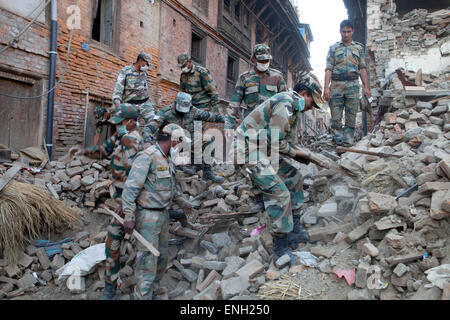 Il Nepal. Il 5 maggio, 2015. Esercito indiano di scavare una strada in Bhaktapur. Una delle principali 7.9 terremoto ha colpito Kathmandu a metà giornata di Sabato, Aprile 25th, ed è stata seguita da più scosse di assestamento che ha attivato le valanghe su Mt. Everest che seppellì gli alpinisti nei loro campi base. Molte case, palazzi e templi della capitale erano distrutti durante il terremoto, lasciando oltre 7500 morti e molti più intrappolato sotto i detriti come emergenza soccorritori tentativo di rimozione dei detriti e trovare superstiti. Credito: PixelPro/Alamy Live News Foto Stock