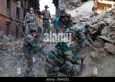 Il Nepal. Il 5 maggio, 2015. Esercito indiano di scavare una strada in Bhaktapur. Una delle principali 7.9 terremoto ha colpito Kathmandu a metà giornata di Sabato, Aprile 25th, ed è stata seguita da più scosse di assestamento che ha attivato le valanghe su Mt. Everest che seppellì gli alpinisti nei loro campi base. Molte case, palazzi e templi della capitale erano distrutti durante il terremoto, lasciando oltre 7500 morti e molti più intrappolato sotto i detriti come emergenza soccorritori tentativo di rimozione dei detriti e trovare superstiti. Credito: PixelPro/Alamy Live News Foto Stock