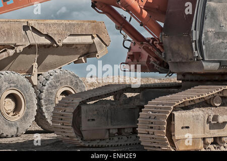 Attrezzature da costruzione sulla spiaggia ghiaiosa Foto Stock