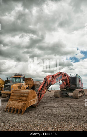 Attrezzature da costruzione sulla spiaggia ghiaiosa Foto Stock