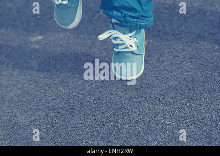 Baby boy i piedi in blu dei formatori Foto Stock