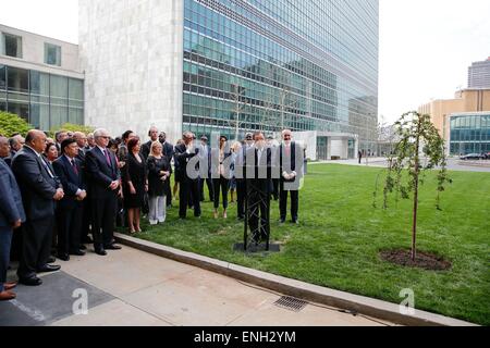 New York, Stati Uniti d'America. Il 5 maggio, 2015. Il Segretario Generale delle Nazioni Unite Ban Ki-moon(anteriore) offre un discorso durante la piantumazione di alberi cerimonia davanti alla assemblea generale delle Nazioni unite (AGNU) edifici di consegnare il messaggio di pace e di unità in commemorazione della fine della seconda guerra mondiale e la creazione delle Nazioni Unite a New York il 5 maggio 2015. Credito: Li Muzi/Xinhua/Alamy Live News Foto Stock