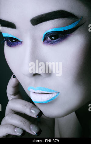La bellezza di close-up di East Asian giovane donna in grassetto per il make-up Foto Stock