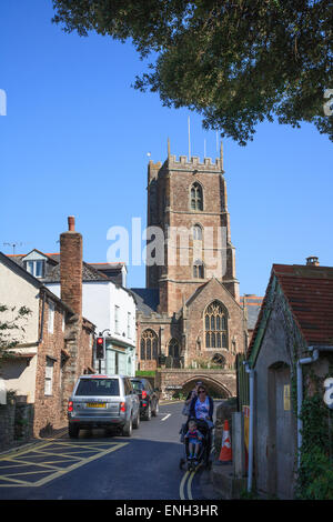 La parrocchia e la Chiesa priorato di St George in Dunster, West Somerset, che risale al 1097 e fu un priorato benedettino. Foto Stock