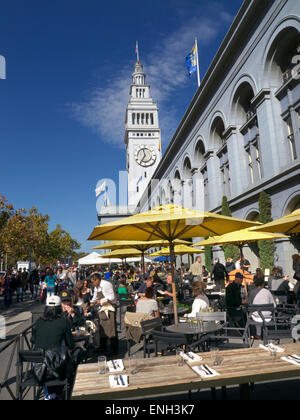 TAVOLI DA TERRAZZA AFFOLLATI MARCIAPIEDI DINNERS all'aperto, ristorante Ferry Building e bar sulla terrazza Embarcadero San Francisco California USA Foto Stock