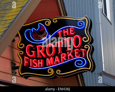 Insegna al neon per la grotta mercato del pesce ristorante sul molo di Monterey Monterey California USA Foto Stock