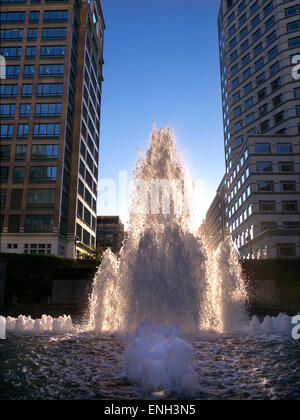 Soleggiato lussureggianti fontane a Cabot Square Canary Wharf London financial district Foto Stock