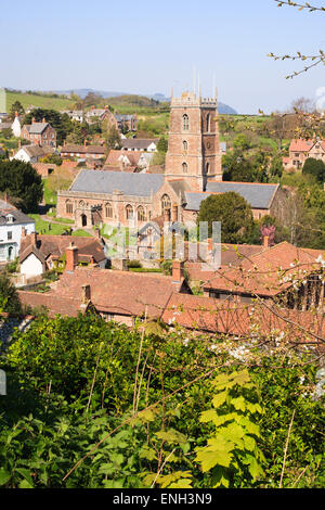 Dunster in West Somerset dominato dal Priorato chiesa di San Giorgio che risale al 1097 Foto Stock