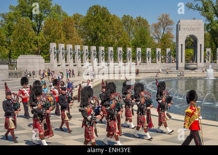 WASHINGTON, DC, Stati Uniti d'America - Esercito britannico del primo battaglione guardie scozzesi Pifferi e Tamburi marciando a guerra mondiale due Memorial. Foto Stock