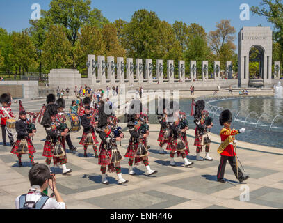 WASHINGTON, DC, Stati Uniti d'America - Esercito britannico del primo battaglione guardie scozzesi Pifferi e Tamburi marciando a guerra mondiale due Memorial. Foto Stock