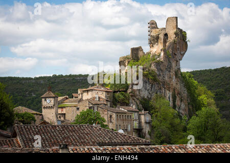 Il castello di penne e il villaggio fortificato di Penne, costruito su una collina, in Mezzogiorno-Pirenei in Francia Foto Stock
