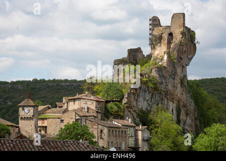 Il castello storico di Penne e il villaggio fortificato di Penne, costruito su una collina, in Mezzogiorno-Pirenei in Francia Foto Stock