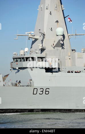 AJAXNETPHOTO. - Il XXI aprile, 2015. PORTSMOUTH, Inghilterra. - Cacciatorpediniere si diparte - tipo 45 cacciatorpediniere HMS DEFENDER LASCIANDO PNB EN ROUTE a Londra per prendere parte a GALLIPOLI ANNIVERSARIO E SUCCESSIVAMENTE ALLA NORVEGIA. foto:TONY HOLLAND/AJAX REF:DTH152104 37720 Foto Stock