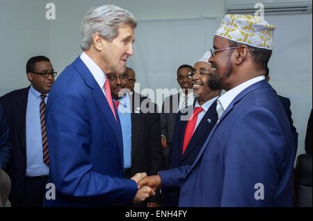 Mogadiscio, Somalia. Il 5 maggio, 2015. Il Segretario di Stato americano John Kerry scuote le mani con Ahmed Madobe, Interim Juba Presidente DI AMMINISTRAZIONE, dopo il suo arrivo su una sorpresa visitare Maggio 5, 2015 a Mogadiscio, in Somalia. Foto Stock