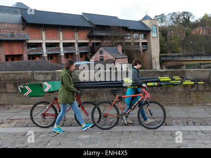 I rematori di portare i loro remi sulle loro moto sopra Elvet Bridge in Durham Foto Stock