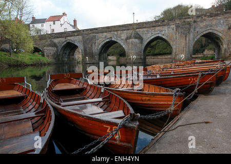 La tradizione di legno barche a remi sul fiume usura con Elvet Bridge in background in Durham Foto Stock