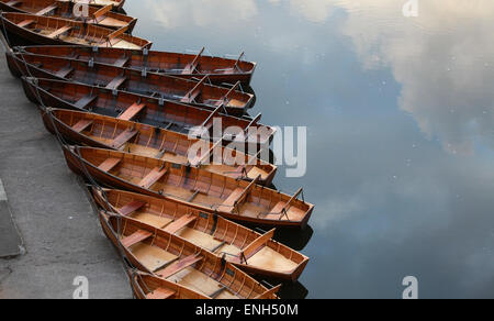 In legno tradizionali imbarcazioni a remi sul fiume usura in Durham Foto Stock