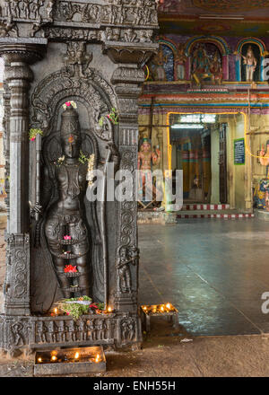 Pilastro di Rama con sanctum ingresso in background. Foto Stock